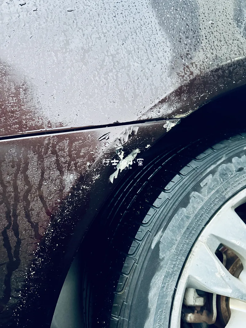 车子后轮被桩子撞花了