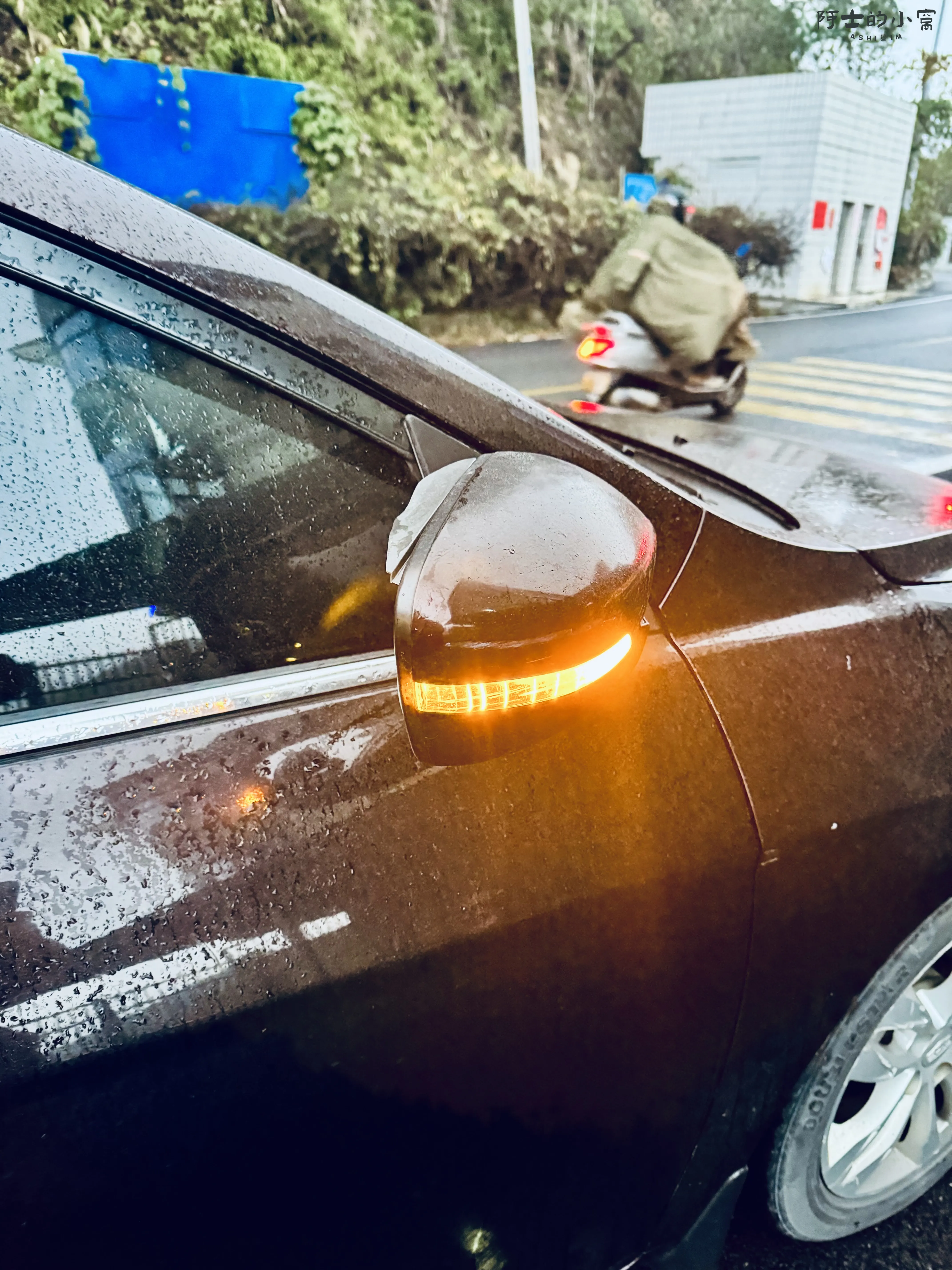 后视镜撞到墙壁了