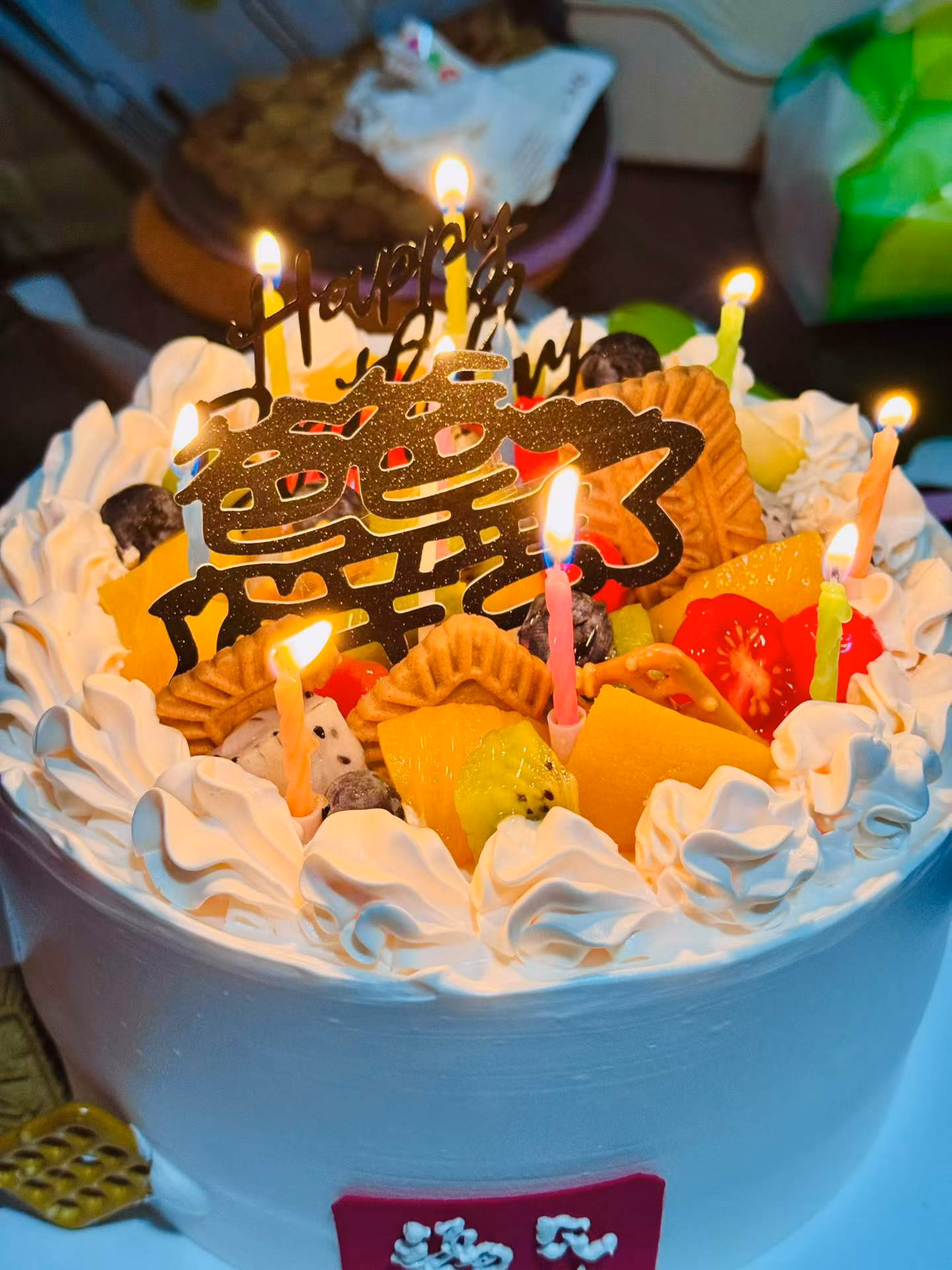 点燃蜡烛的生日蛋糕
