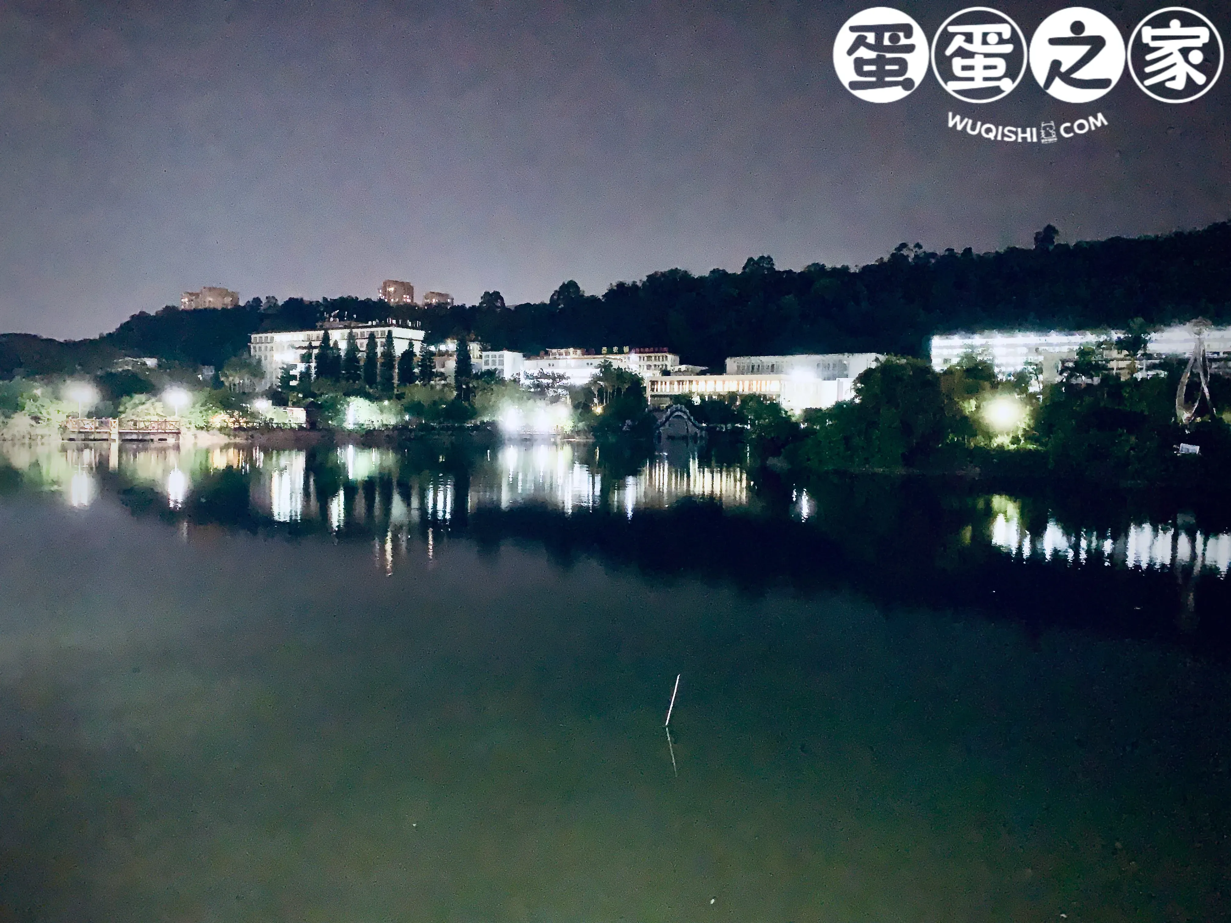 湖面上的建筑