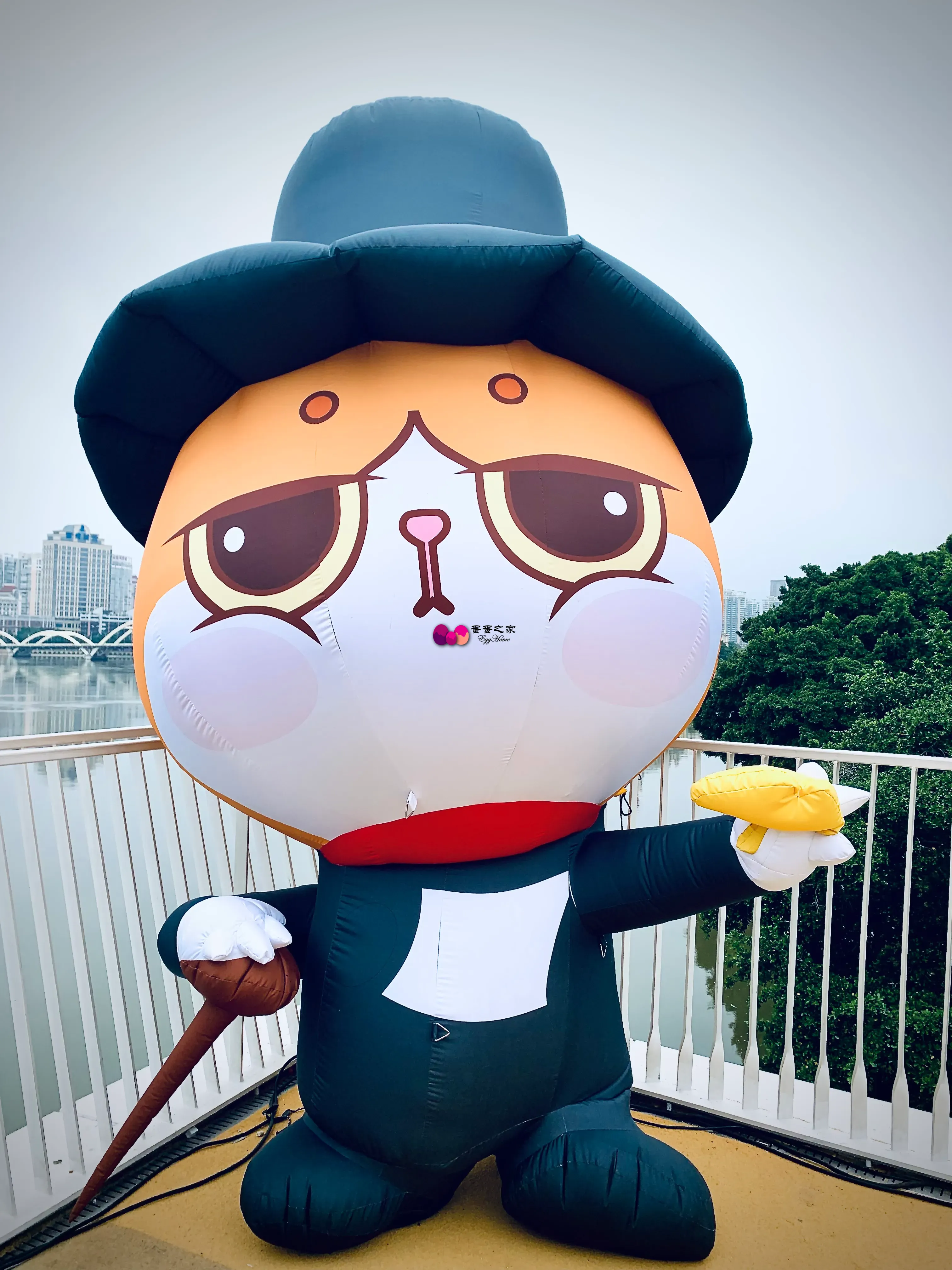 天桥上的迎宾玩偶 天桥上的迎宾玩偶
